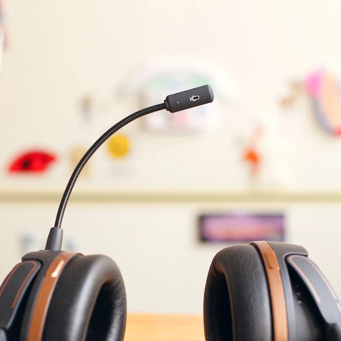 Gros plan sur un bureau d'un service client avec un casque et un ordinateur