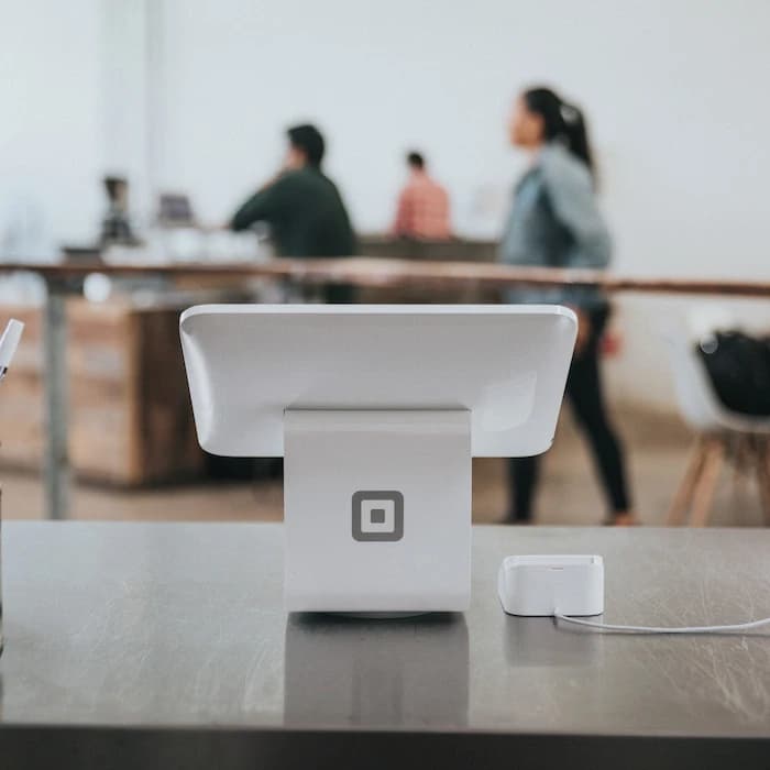 Borne digitale sur un comptoir