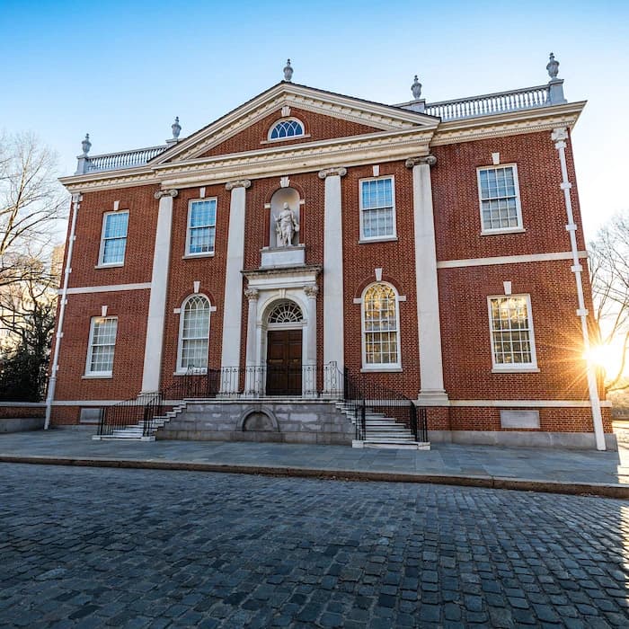 Usagers échangeant avec un assistant conversationnel pour une mairie
