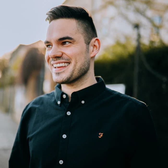 Gros plan sur un homme souriant